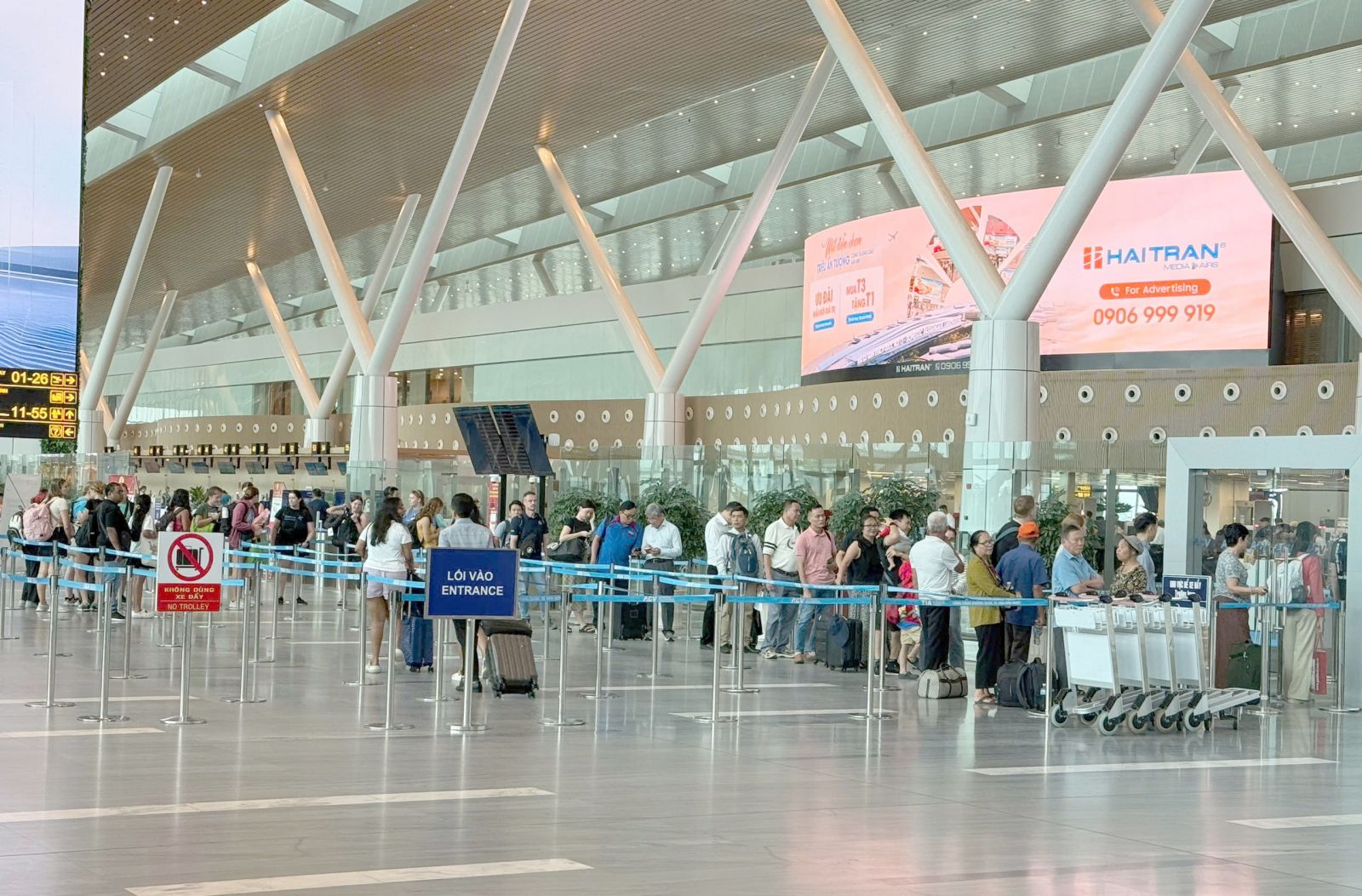 Sân bay Tân Sơn Nhất dự kiến phục vụ hơn 9 triệu lượt khách cao điểm hè