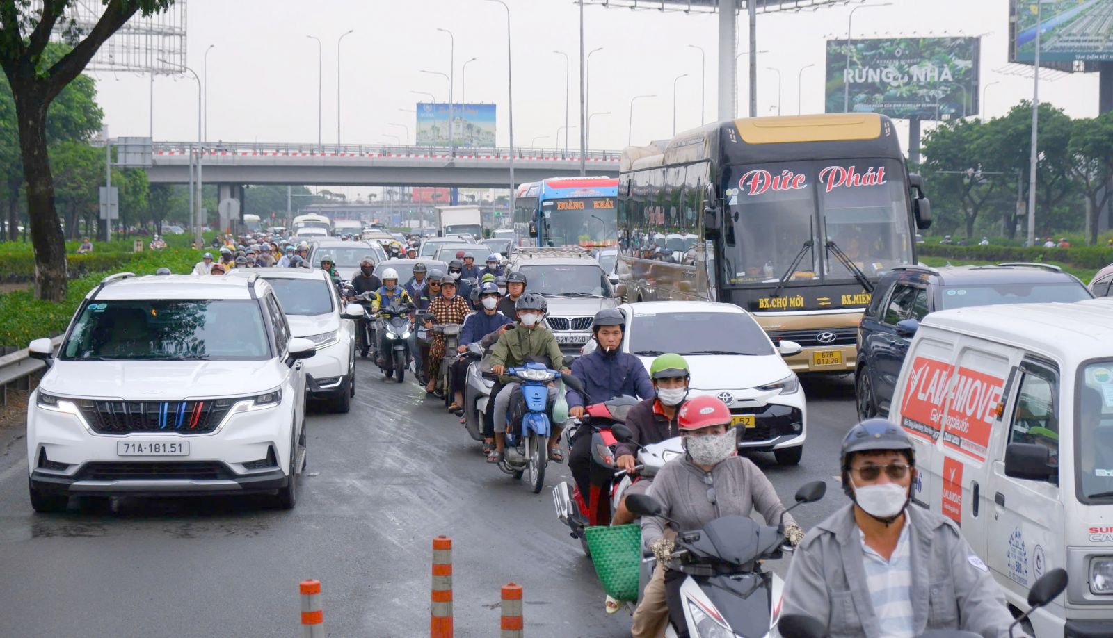 Hàng nghìn người dân lỉnh kỉnh đồ đạc rời TP.HCM về quê đón Tết