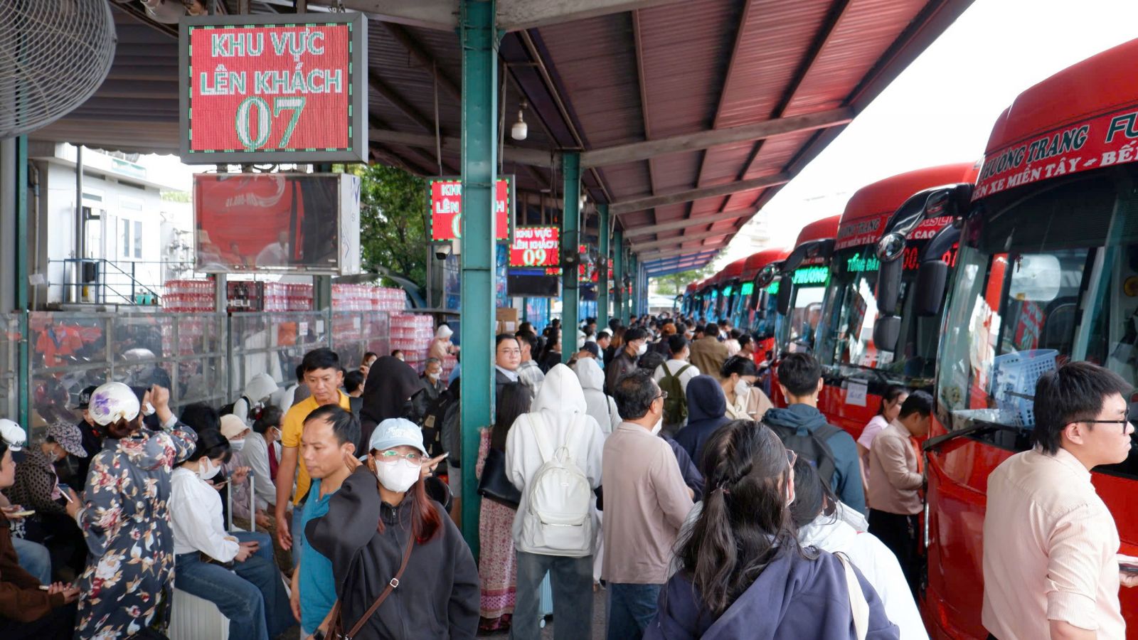 TP.HCM: Bến xe, sân bay đông nghịt người về quê nghỉ dịp Quốc khánh 02/9