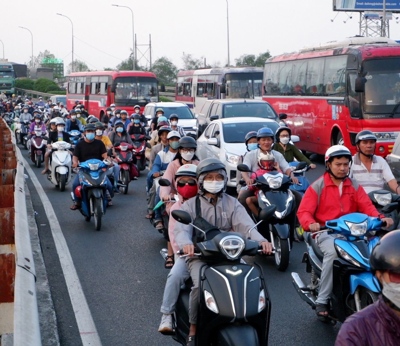 TP.HCM:  Người dân ùn ùn đổ về quê nghỉ Lễ 30/4