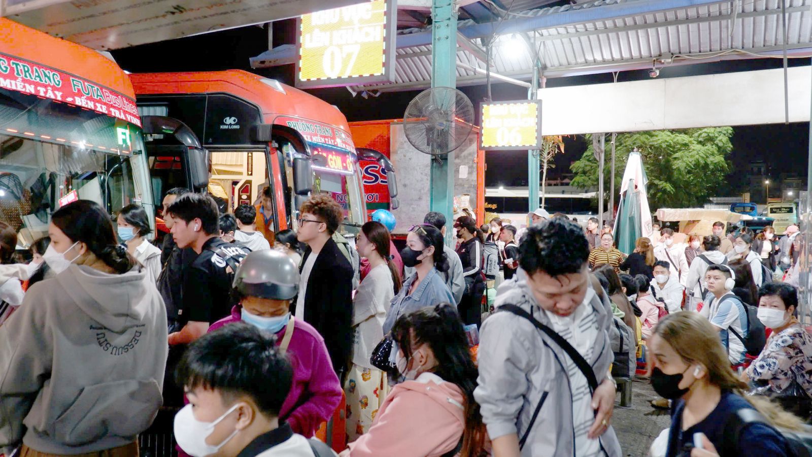 TP.HCM bến xe, sân bay đông nghịt người về quê đón Tết