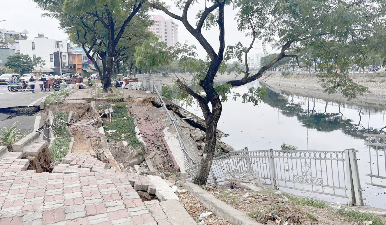 TP.HCM sạt lở đường ven kênh Tàu Hủ