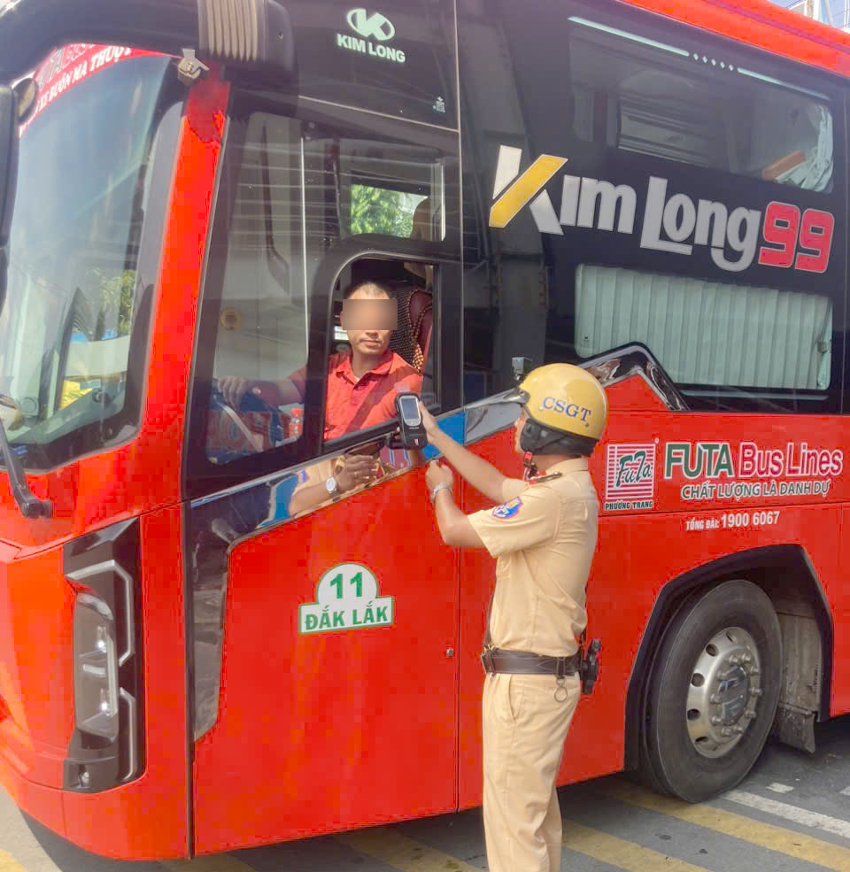 CSGT TP.HCM kiểm tra hoạt động vận tải dịp cao điểm Tết Nguyên đán