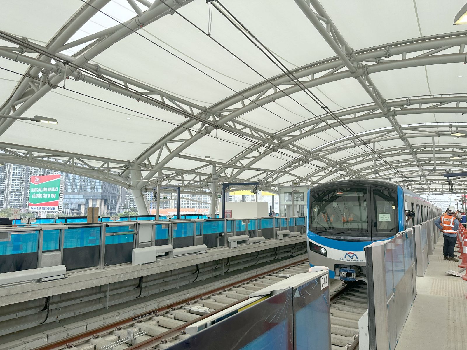 TP.HCM lắp mái che các lối đi bộ kết nối ga metro với trạm xe buýt