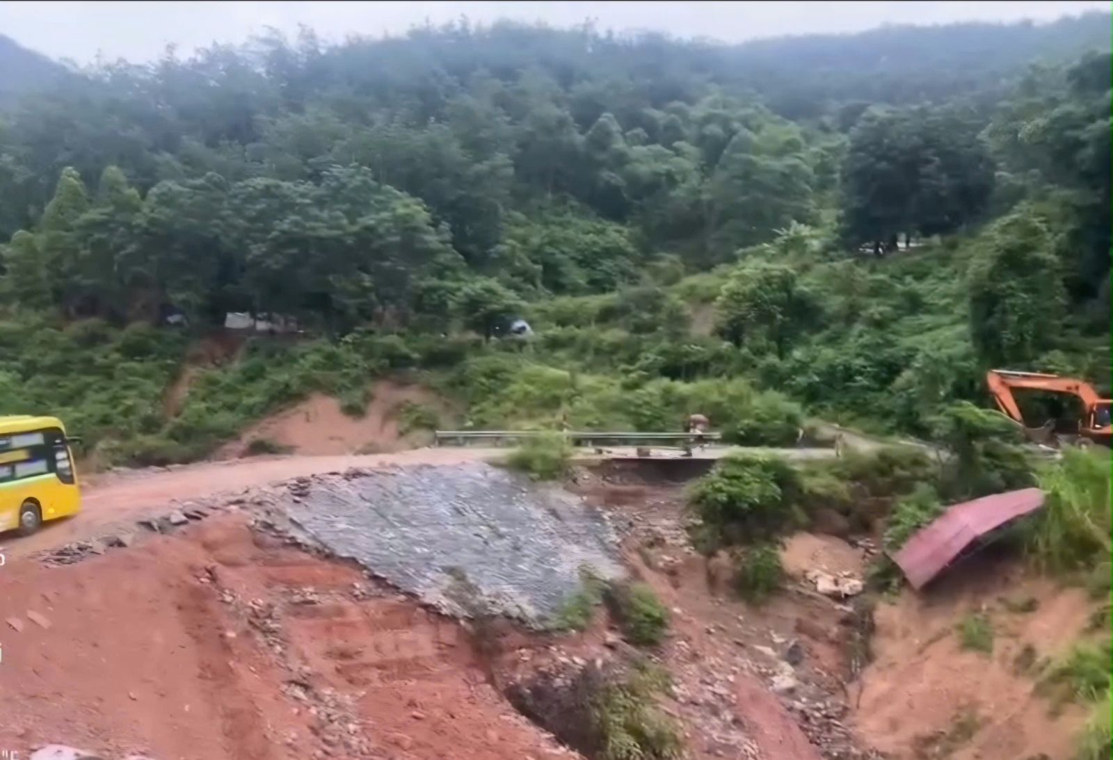 Lai Châu: Thông tuyến QL12 sau gần 4 ngày chia cắt