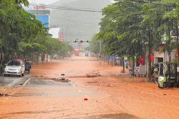 Mưa lớn gây ngập sâu, QL279D qua Sơn La bị chia cắt 
