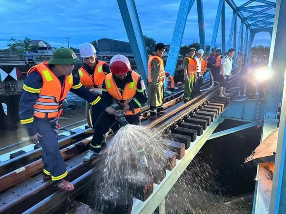 Khắc phục sự cố xà lan va cầu đường sắt