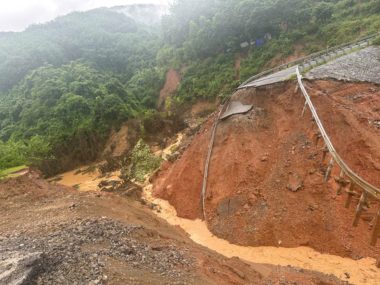 Mưa lũ gây đứt QL12, Lai Châu khẩn trương khắc phục, sớm nối lại giao thông