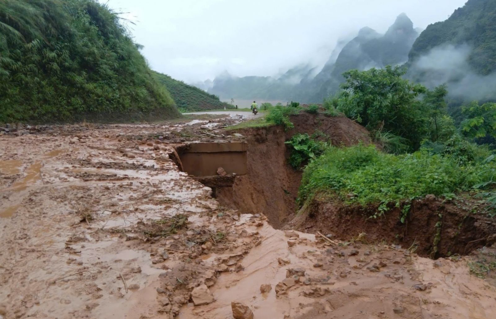 Điện Biên: Sạt lở, hư hỏng tại hơn 1.100 vị trí trên hệ thống đường bộ do mưa lũ