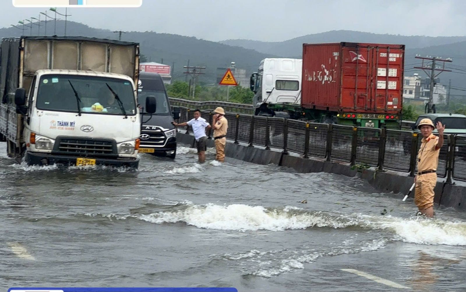 Thanh Hóa: Gần 100 điểm ngập, sạt lở gây ách tắc giao thông