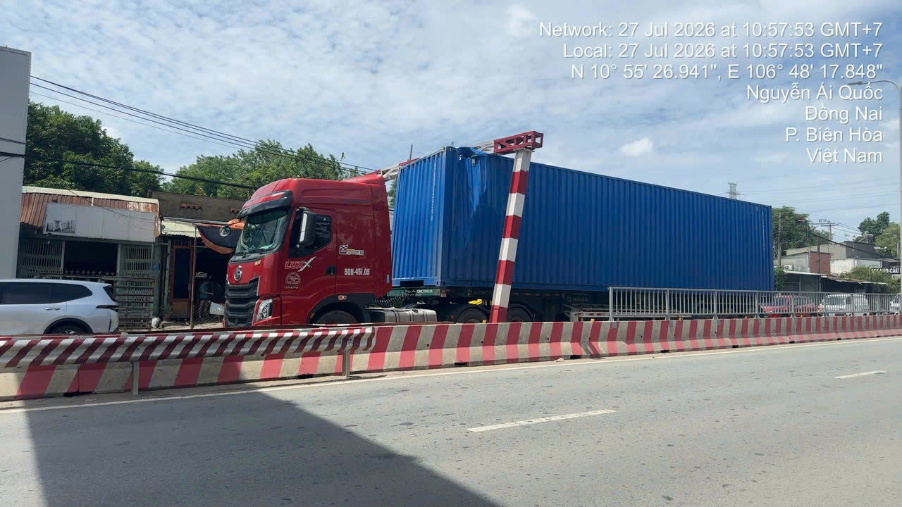 3 xe tải đâm vào khung bảo vệ cầu đường sắt Hóa An trong 1 ngày