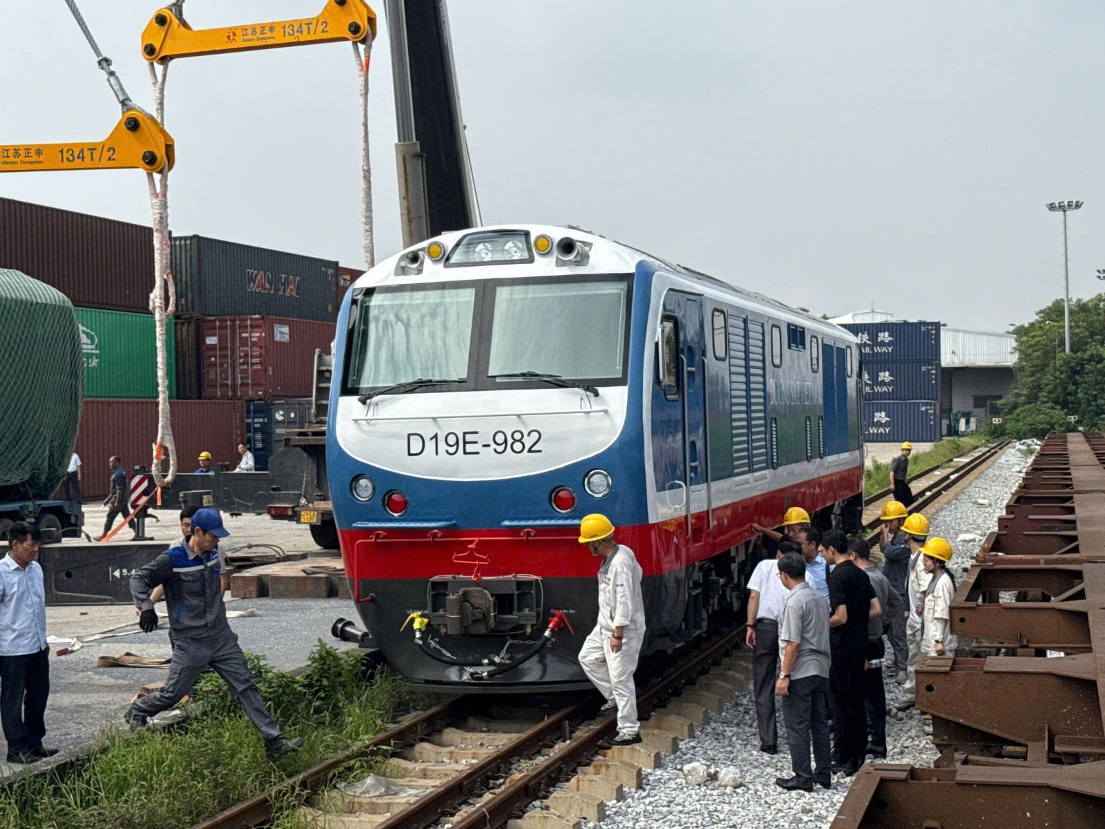 VNR bổ sung đầu máy D19E thế hệ mới, tăng sức kéo
