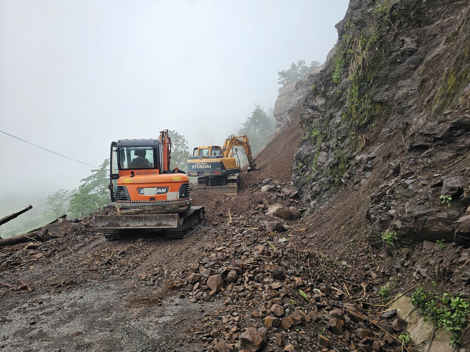 Sơn La: Thông xe tạm đoạn sạt lở trên ĐT101, khôi phục bước đầu giao thông khu vực