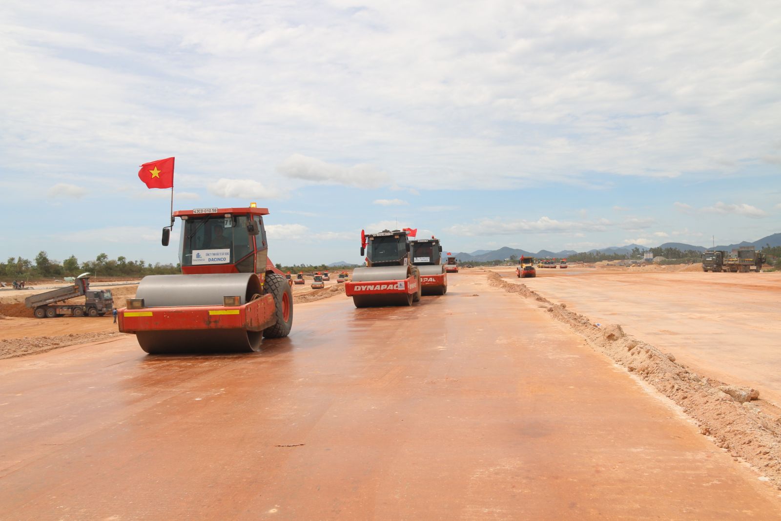 Đường cất hạ cánh số 2 tại sân bay Phù Cát bước vào giai đoạn nước rút