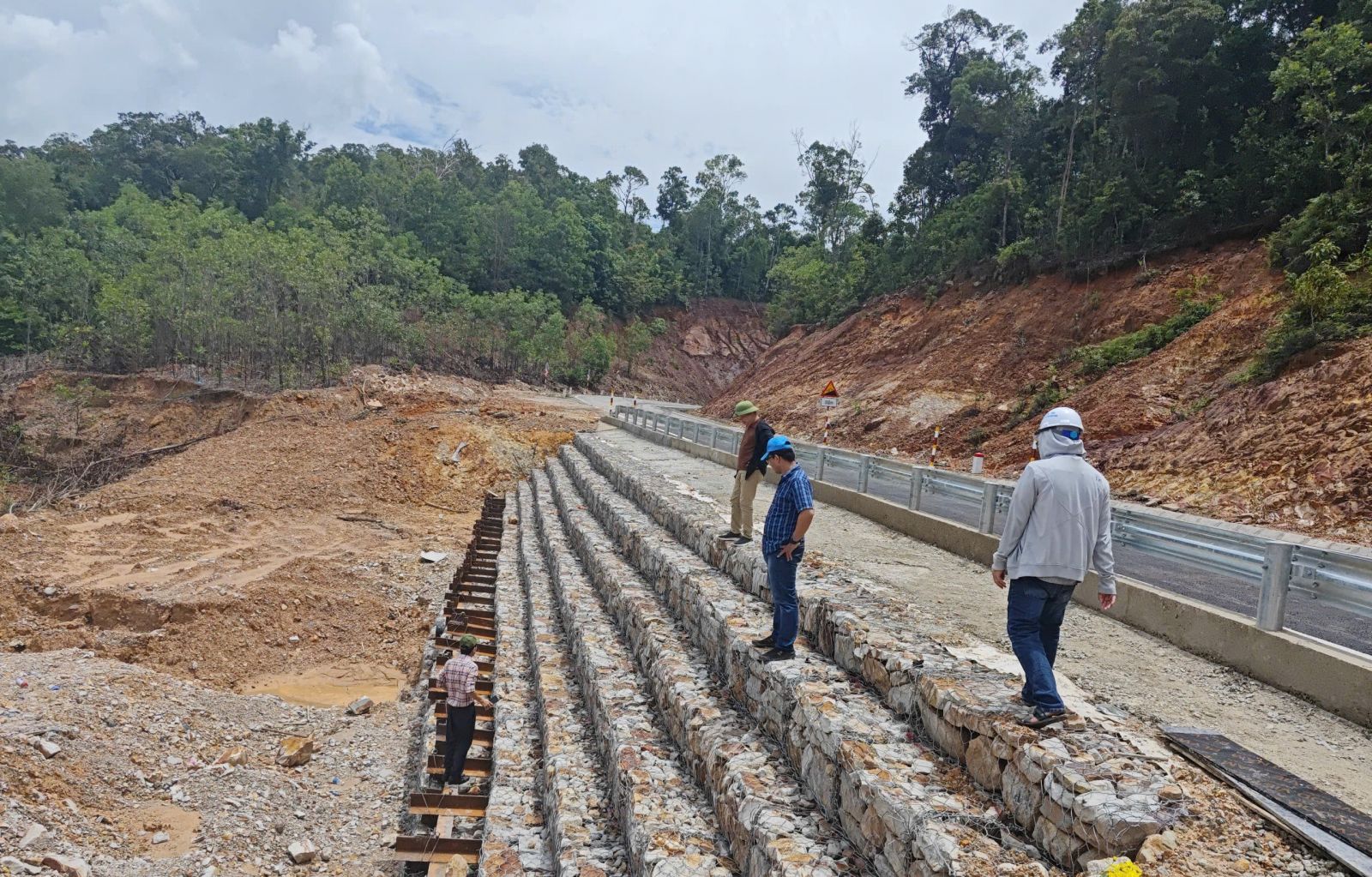 Mở rộng mặt đường Trường Sơn Đông đoạn giao với ngã ba Kliếc thuộc tỉnh Gia Lai