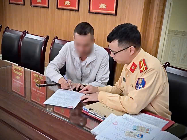 Phạt tiền, trừ điểm lái xe khách không nhường đường đoàn xe ưu tiên ở Hà Nội 