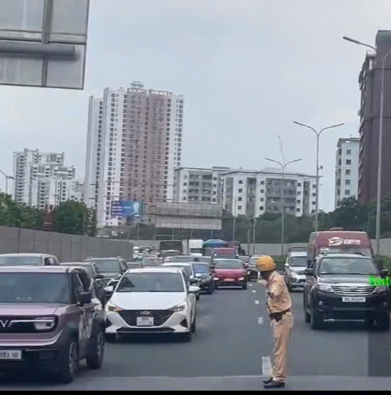 Ứng trực đảm bảo giao thông đón người dân trở lại Hà Nội sau nghỉ lễ 30/4  - 01/5