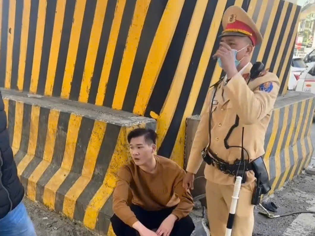 Hà Nội: CSGT khống chế bắt tên cướp điện thoại trên phố Hạ Đình