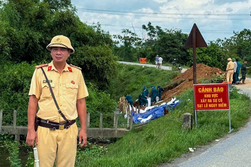 CSGT Hà Nội chủ động phối hợp lực lượng ứng phó các điểm cầu ngập, sạt lở