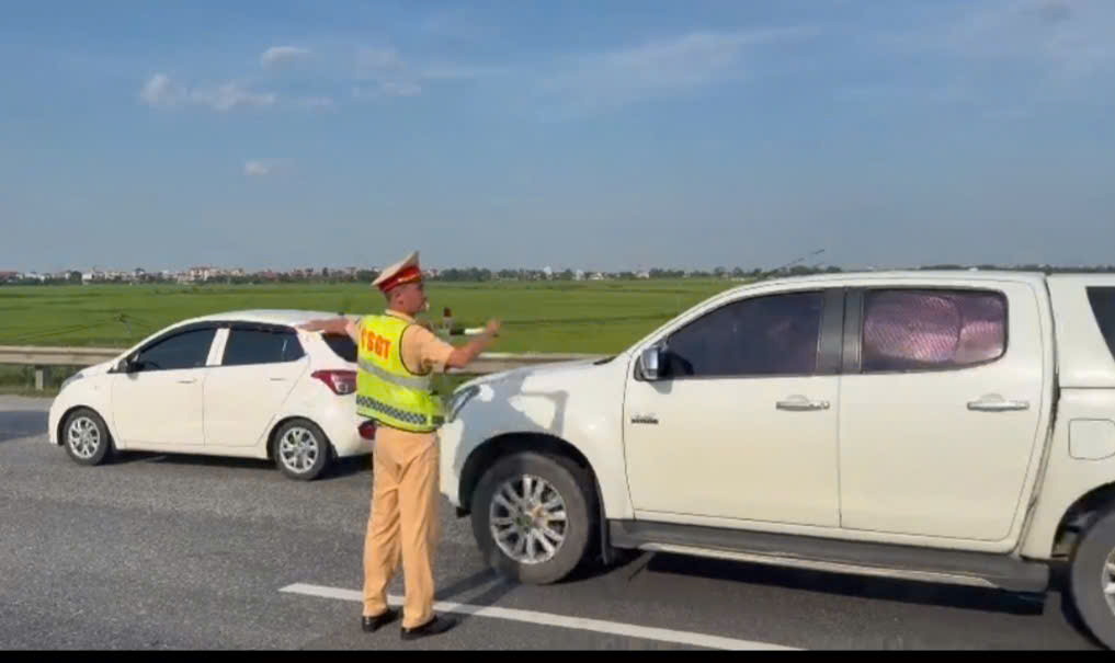Lưu lượng phương tiên tăng cao, Cục CSGT tổ chức cho ô tô đi ngược chiều trên cao tốc