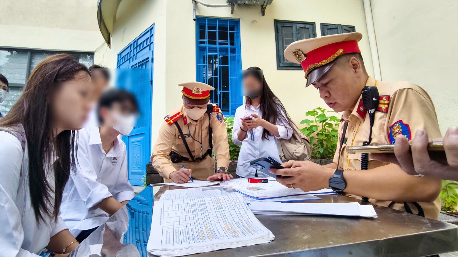 CSGT Hà Nội ra quân tuyên truyền, xử lý học sinh và phụ huynh vi phạm giao thông