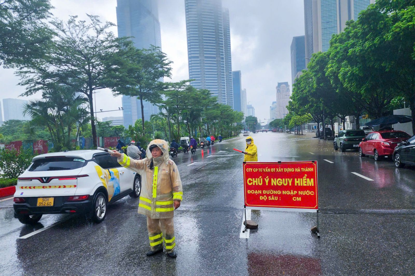 Lực lượng CSGT Hà Nội chủ động phân luồng, hướng dẫn người dân đi lại an toàn trong mưa lớn