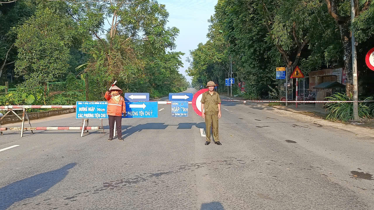 Hà Nội: Cấm phương tiện qua lại đường gom Đại lộ Thăng Long do ngập nước