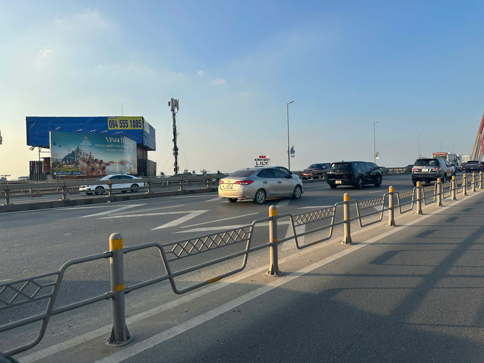 Gỡ biển báo khoảng cách an toàn trên cầu Nhật Tân