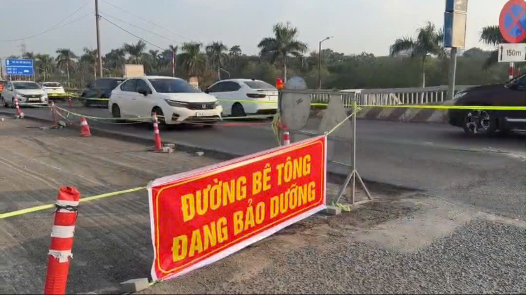 Hà Nội: Tăng cường đảm bảo ATGT, hướng dẫn giao thông qua cầu Thăng Long