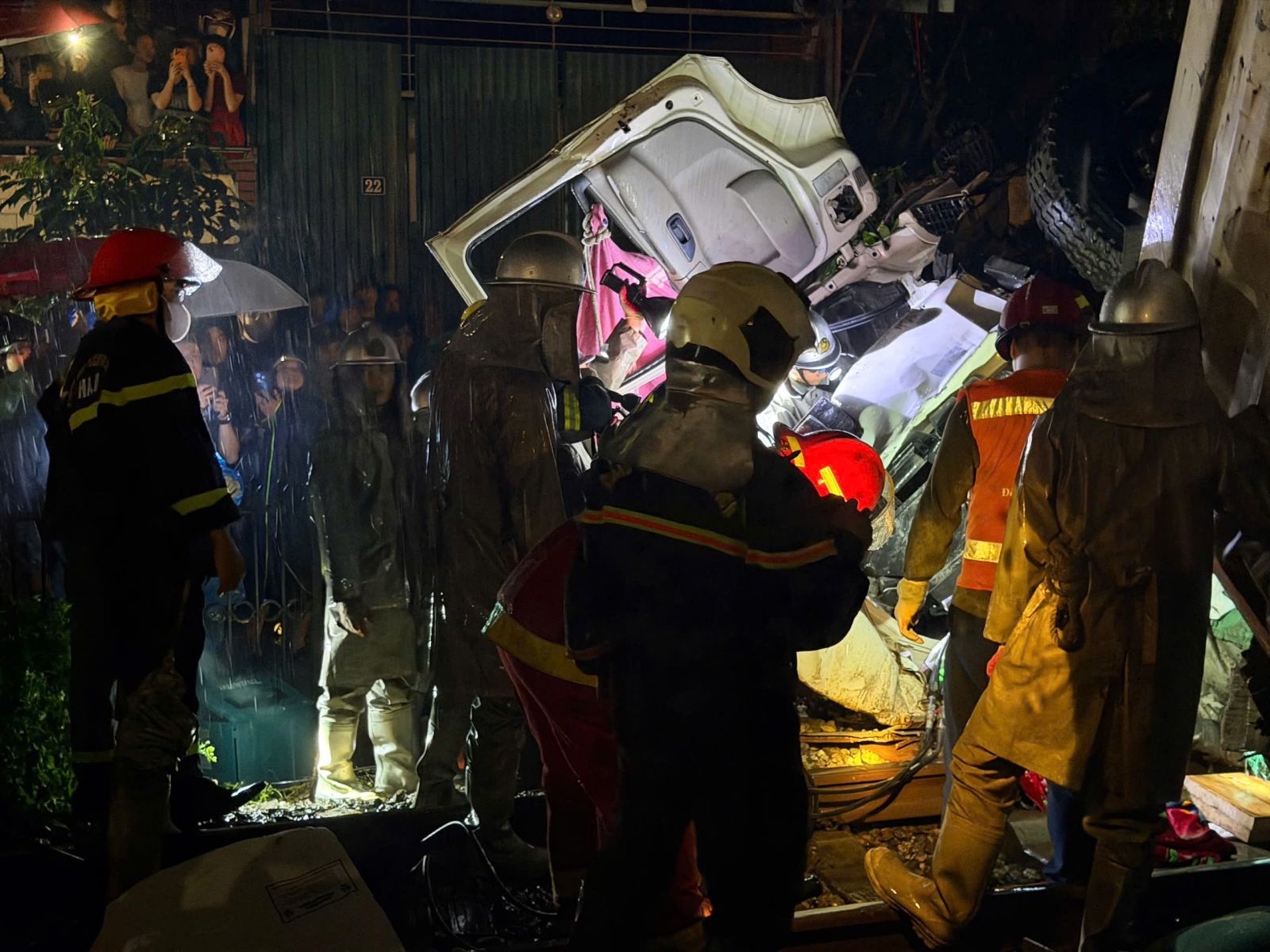 Khẩn trương điều tra nguyên nhân vụ tai nạn giữa tàu hoả và xe tải tại Ngọc Hồi, Hà Nội