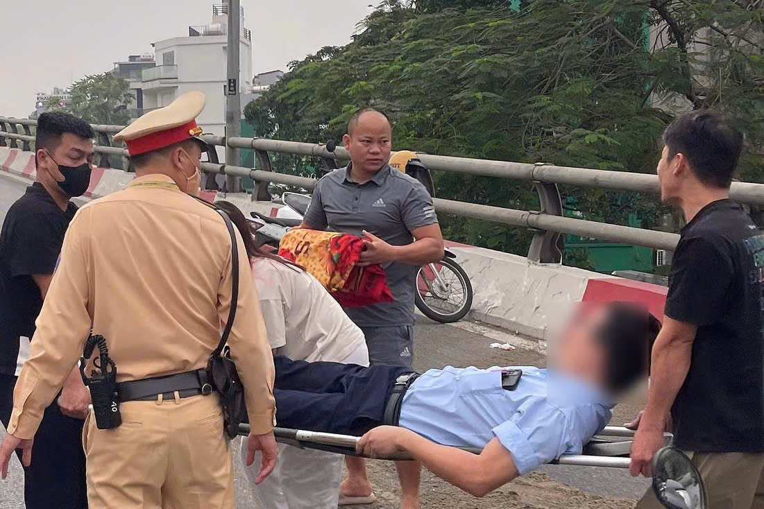 CSGT kịp thời hỗ trợ người bị ngã xe, quét dọn dầu loang trên đường đảm bảo ATGT