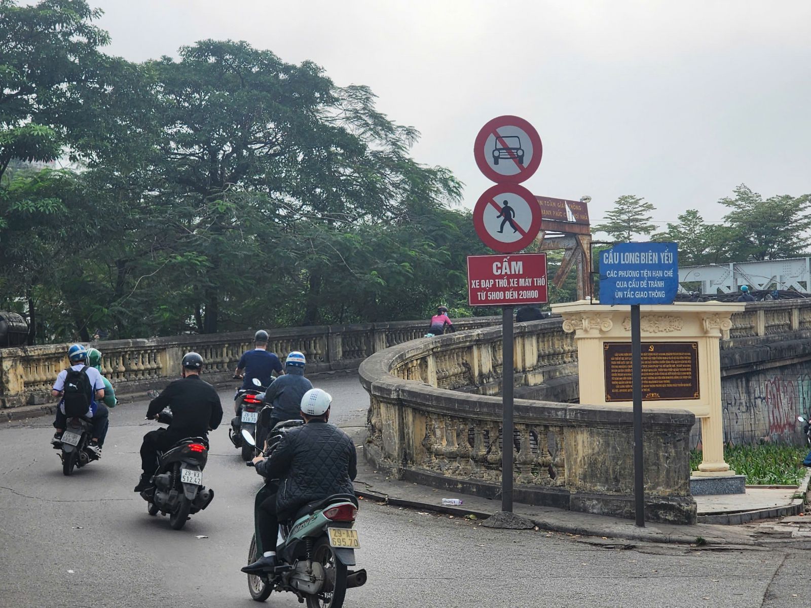 Hà Nội cấm toàn bộ phương tiện lưu thông qua cầu Long Biên 