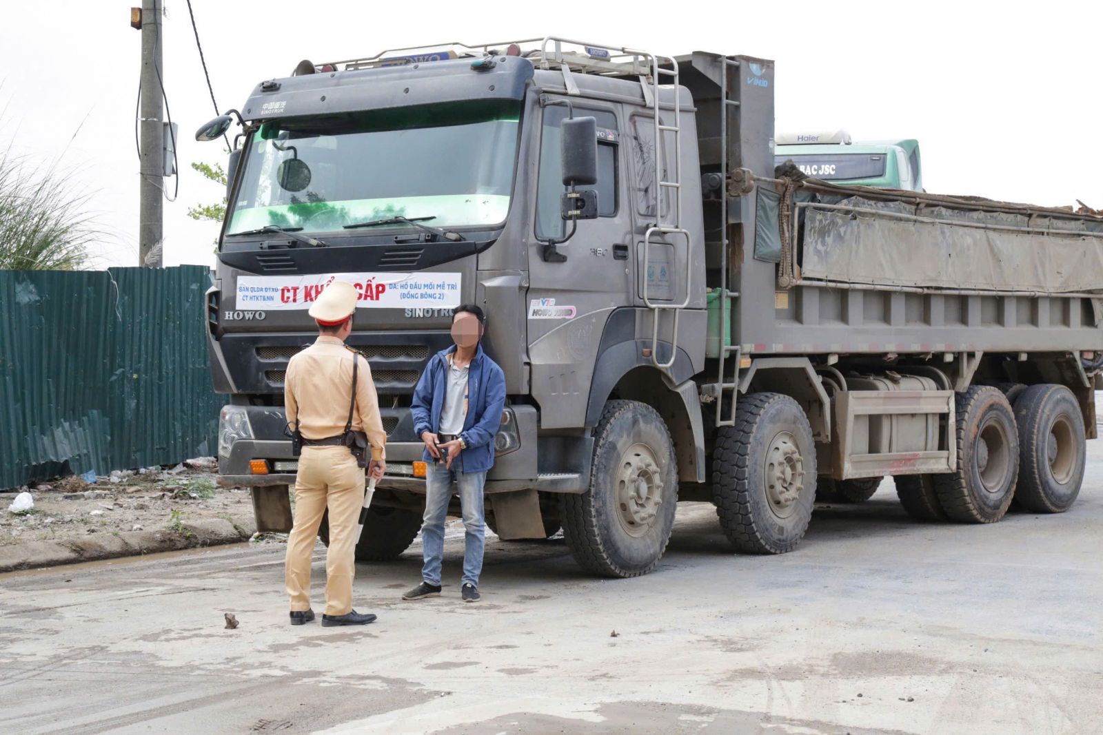 Hà Nội: Xác minh, xử lý xe tải làm rơi vãi đất thải xuống đường