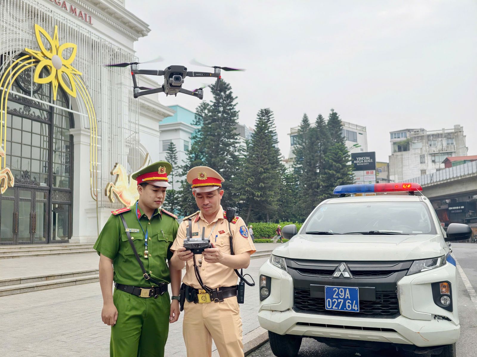 Hà Nội: CSGT sử dụng flycam, camera AI xử phạt ô tô dừng đỗ sai quy định