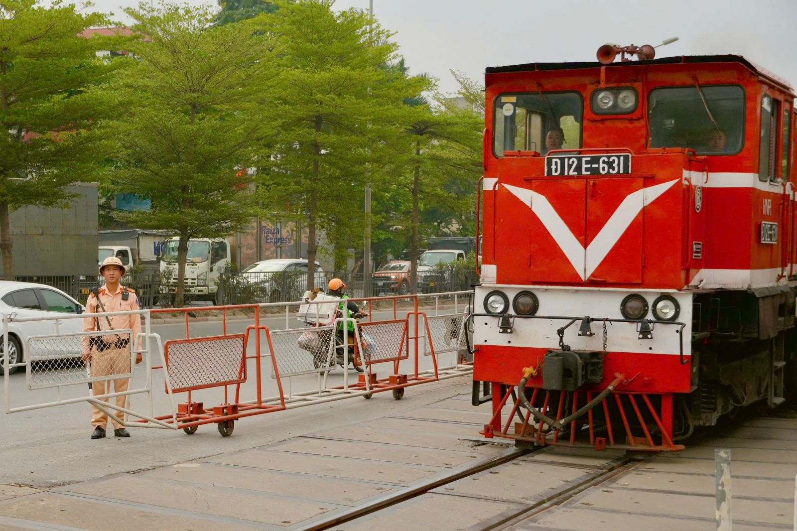 Hà Nội: CSGT triển khai nhiều giải pháp bảo đảm ATGT đường sắt