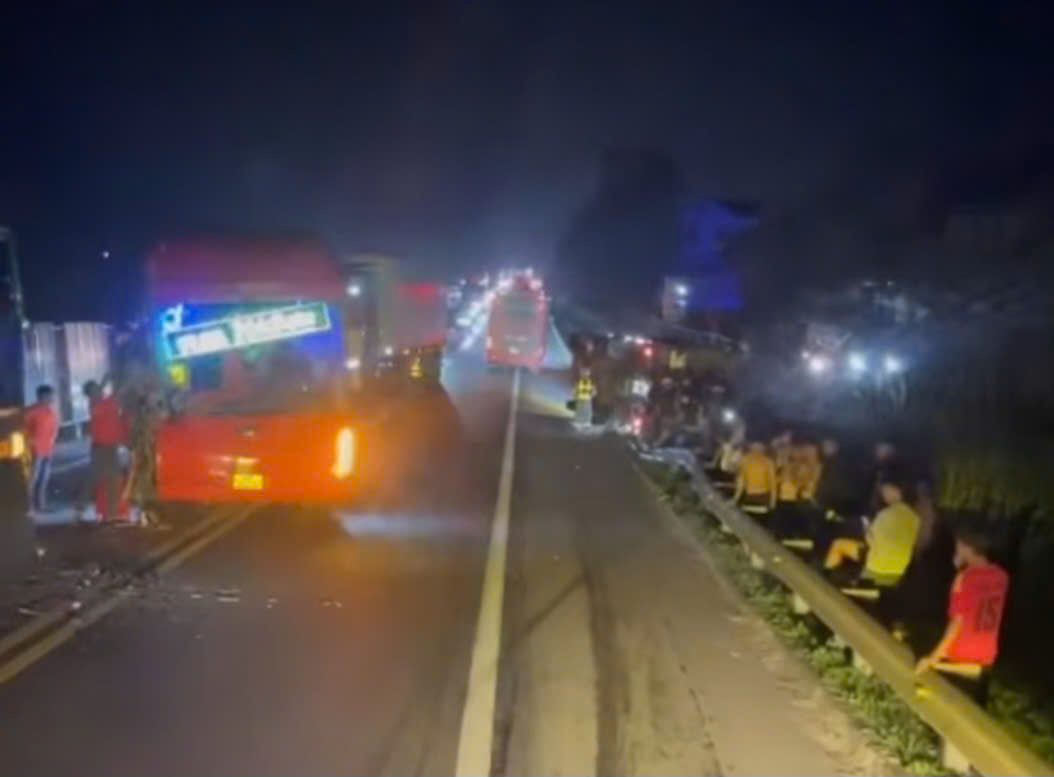 Tai nạn liên hoàn 2 xe khách và 1 xe tải trên cao tốc Nội Bài - Lào Cai