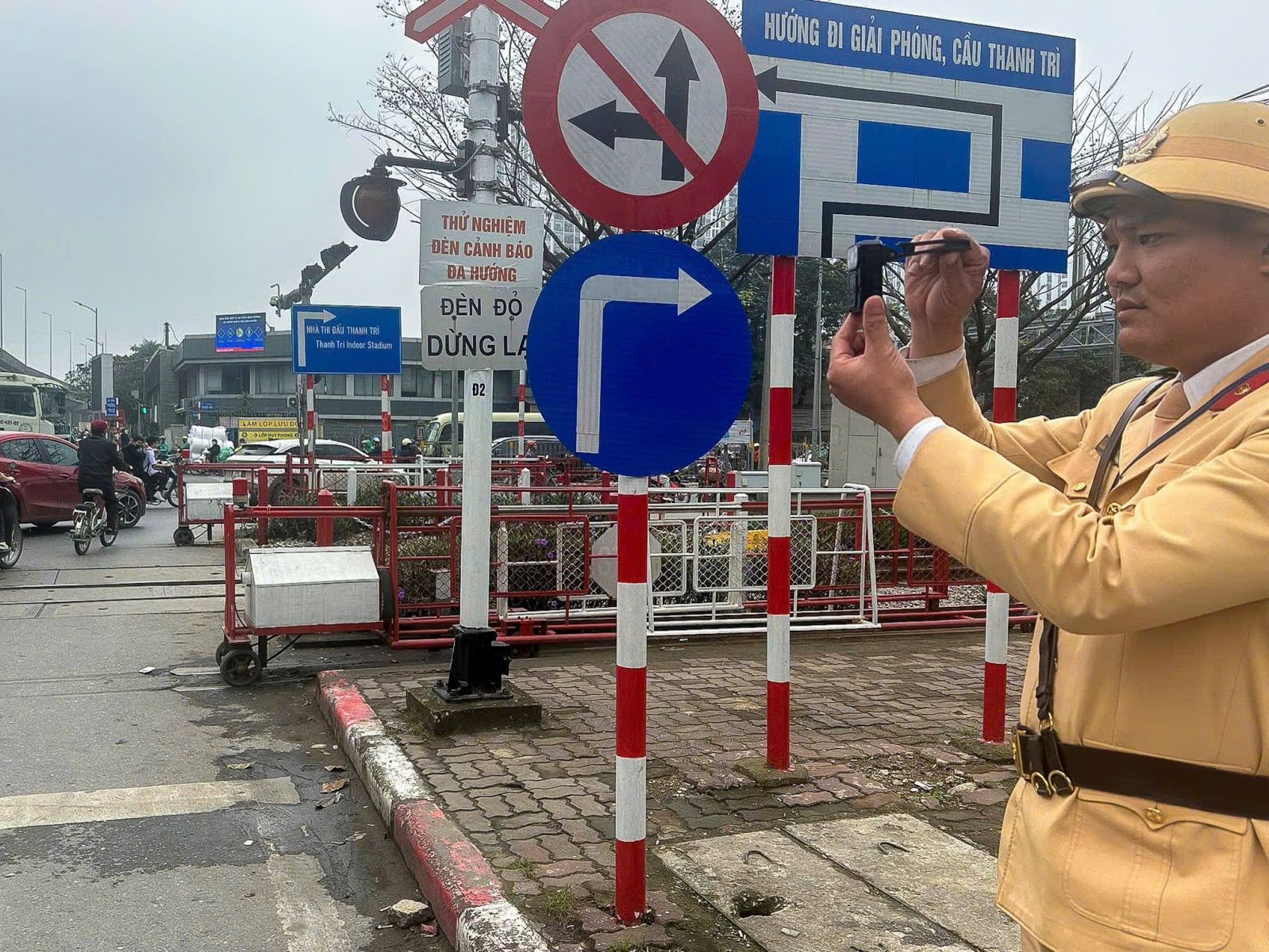 Hà Nội: CSGT ghi hình phạt nhiều lái xe vượt rào chắn khi qua đường sắt