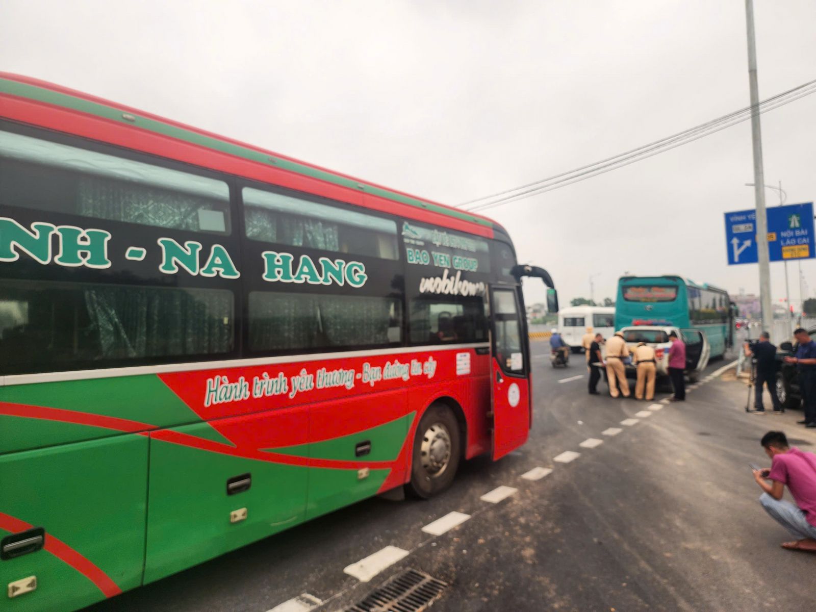 CSGT phối hợp xử lý khép kín lối ra, vào tuyến cao tốc Nội Bài- Lào Cai