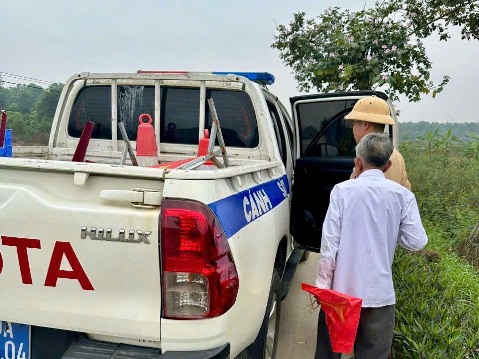 Mùng 1 Tết CSGT Hà Nội giúp cụ ông bị lạc về với gia đình