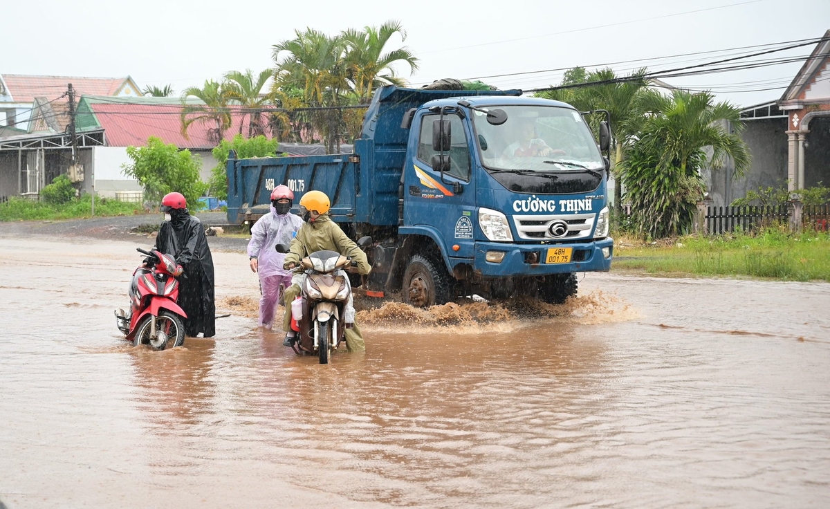 Khắc phục ngập úng trên đường Hồ Chí Minh qua tỉnh Tuyên Quang