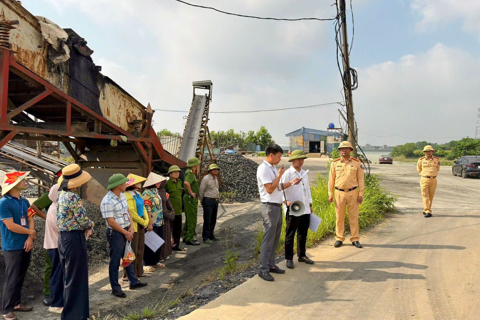 Hà Nội cưỡng chế nhiều bến vật liệu xây dựng không phép ven sông