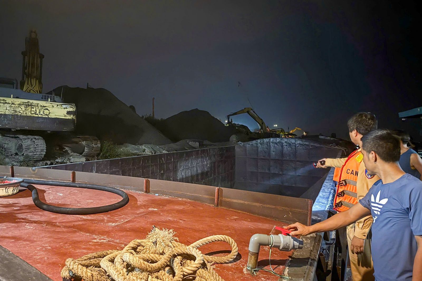 Hà Nội: Xử phạt chủ hai bến vật liệu xây dựng không phép hoạt động trong đêm