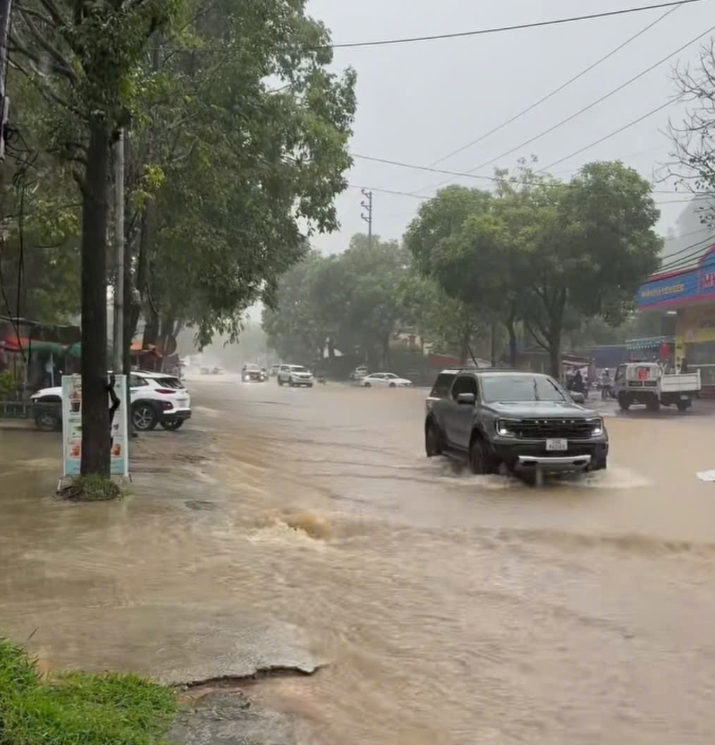 Lào Cai mưa lớn gây sạt lở đường, nước ngập sâu giao thông “tê liệt”