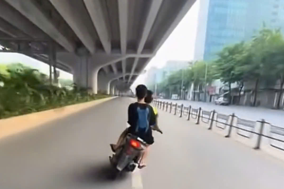Hà Nội: Làm rõ hai thiếu niên phóng xe máy lạng lách, đánh võng trên đường Phạm Văn Đồng