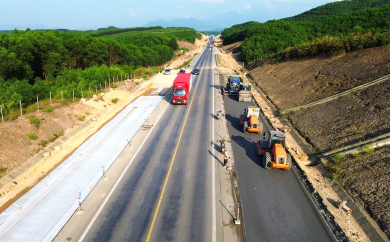Kiên quyết cắt chuyển khối lượng nhà thầu thi công “chây ì” ở cao tốc Cam Lộ - La Sơn