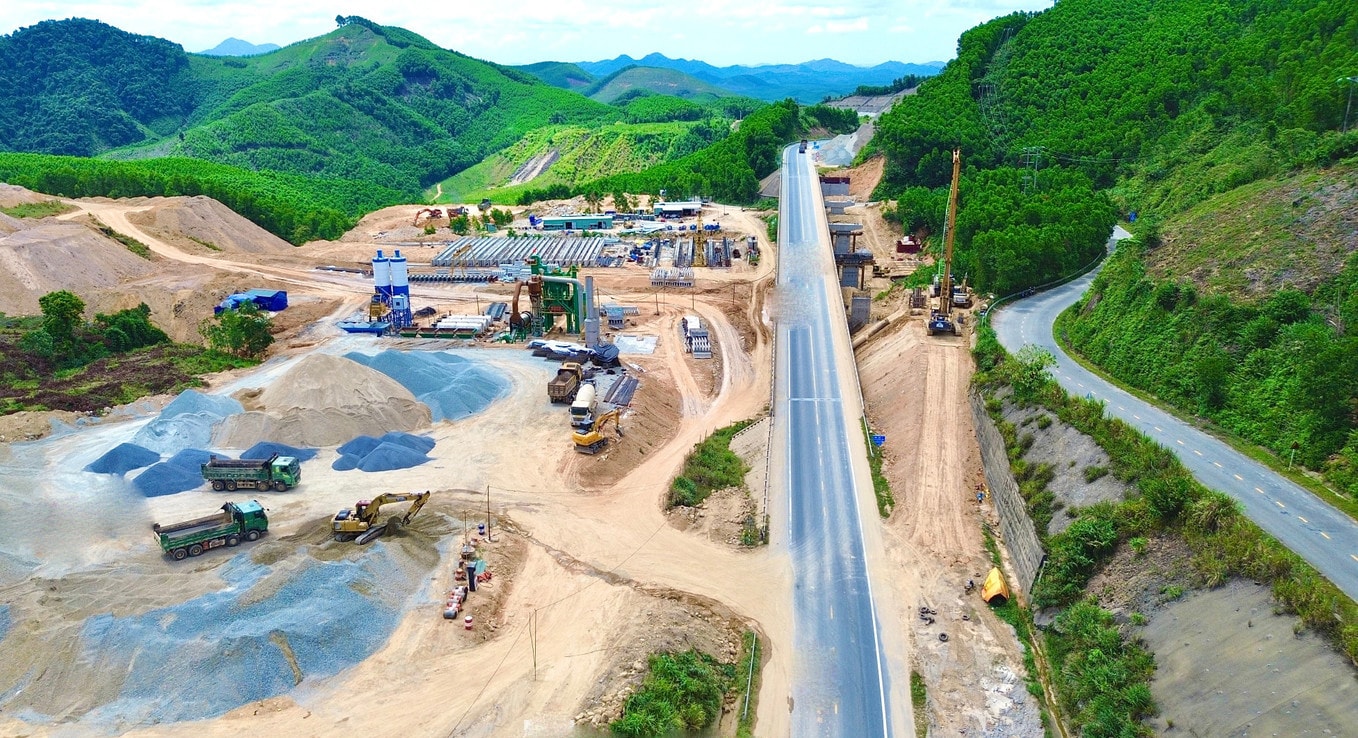 Siết tiến độ, chất lượng thi công dự án cao tốc Cam Lộ - La Sơn
