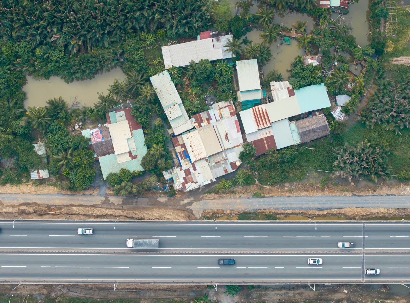 Mở rộng cao tốc TP.HCM – Long Thành: Thi công cầm chừng tại cửa ngõ TP.HCM vì “kẹt” mặt bằng