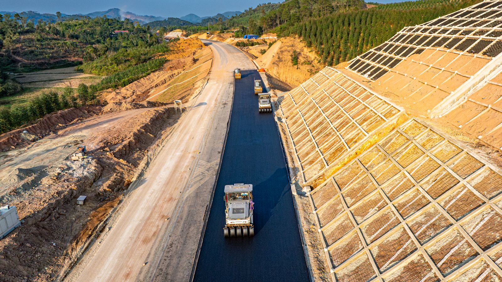 Khan hiếm vật liệu, nhiên liệu tăng giá: Áp lực đè nặng nhà thầu giao thông