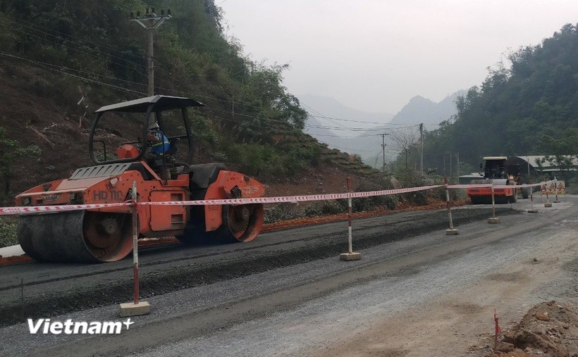 Khẩn trương đẩy nhanh tiến độ thi công dự án mở rộng QL2 qua Phú Thọ