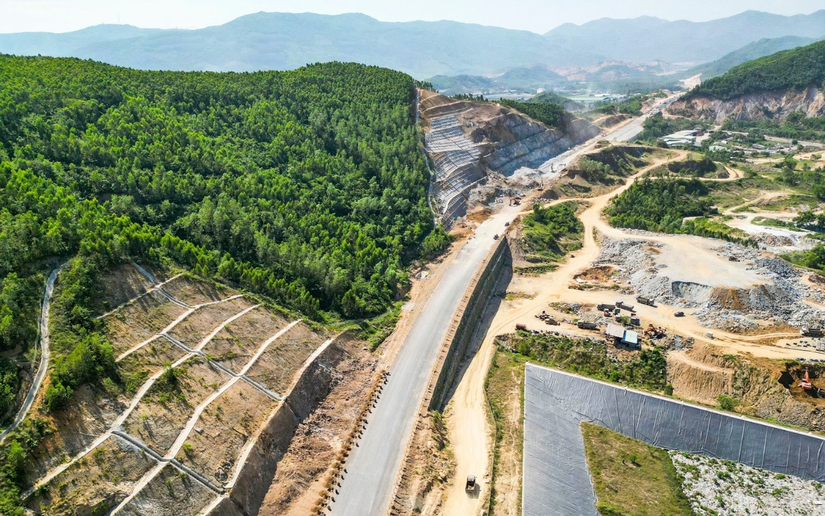 Phải đưa vào khai thác thêm gần 8km cao tốc Quy Nhơn – Chí Thạnh trước ngày 19/5